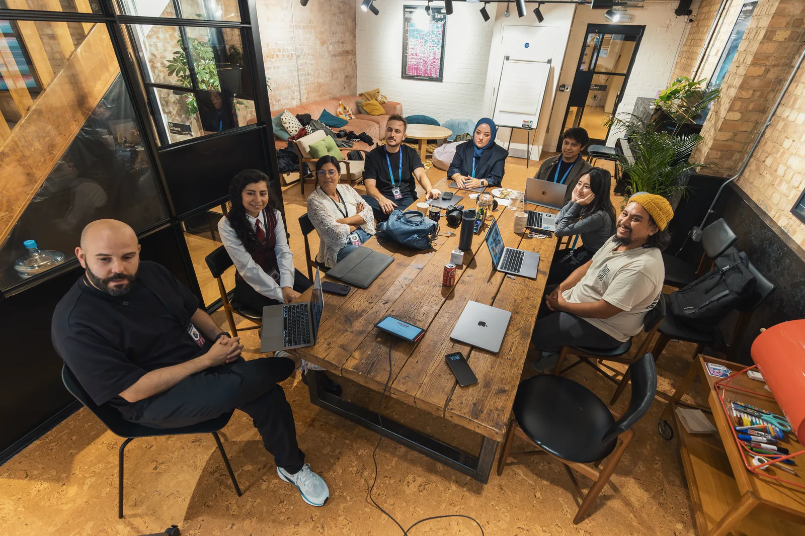 Un equipo diverso colaborando alrededor de una mesa